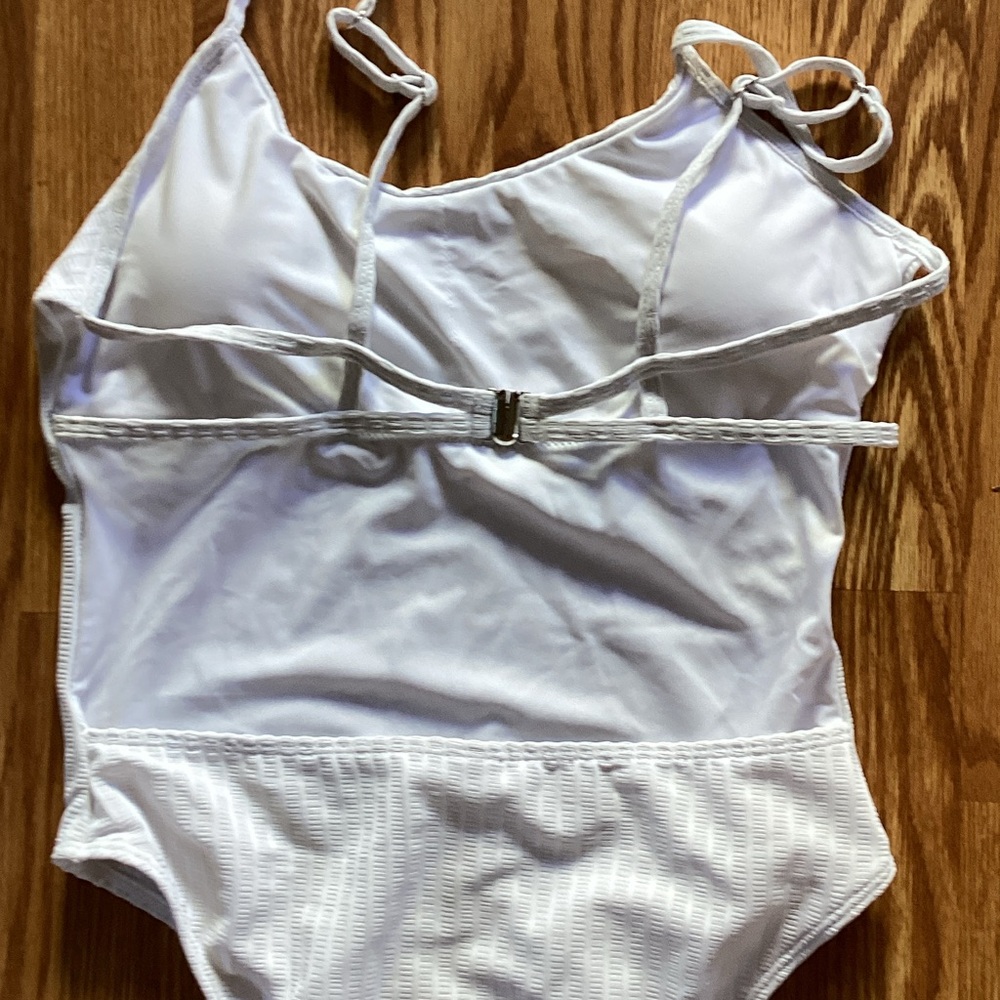 Elegant White One-Piece Swimsuit - Picture 3 of 5